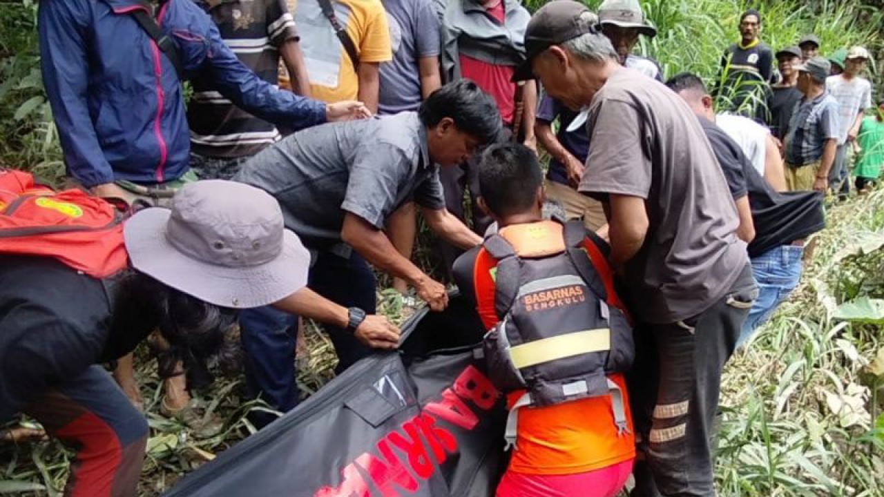 Basarnas Bengkulu temukan korban R di aliran sungai Musi Kabupaten Kepahiang. ANTARA/Anggi Mayasari