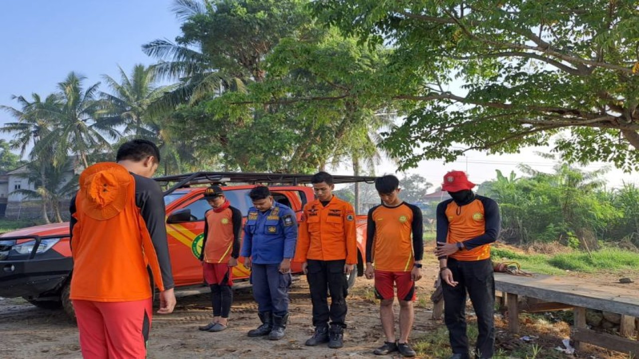 Badan Pencarian dan Pertolongan atau "SAR" Nasional (Basarnas) Banten melakukan penyisiran warga korban hanyut di Sungai Ciujung, Rabu (15/3) hingga kini belum menemukanya.ANTARA/HO-Basarnas