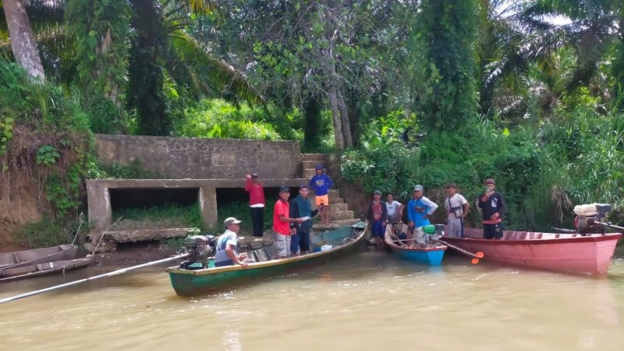 Basarnas Bengkulu melakukan pencarian terhadap korban WA yang terseret arus sungai. ANTARA/Anggi Mayasari