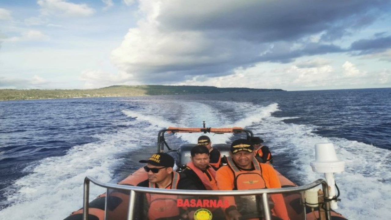 Tim SAR gabungan saat melakukan operasi pencarian hari kelima terhadap seorang nelayan yang dilaorkan hilang di perairan Batu Atas, Kabupaten Buton Selatan, Sulawesi Tenggara, Jumat (24/3/2023) (ANTARA/HO-Humas Basarnas Kendari)
