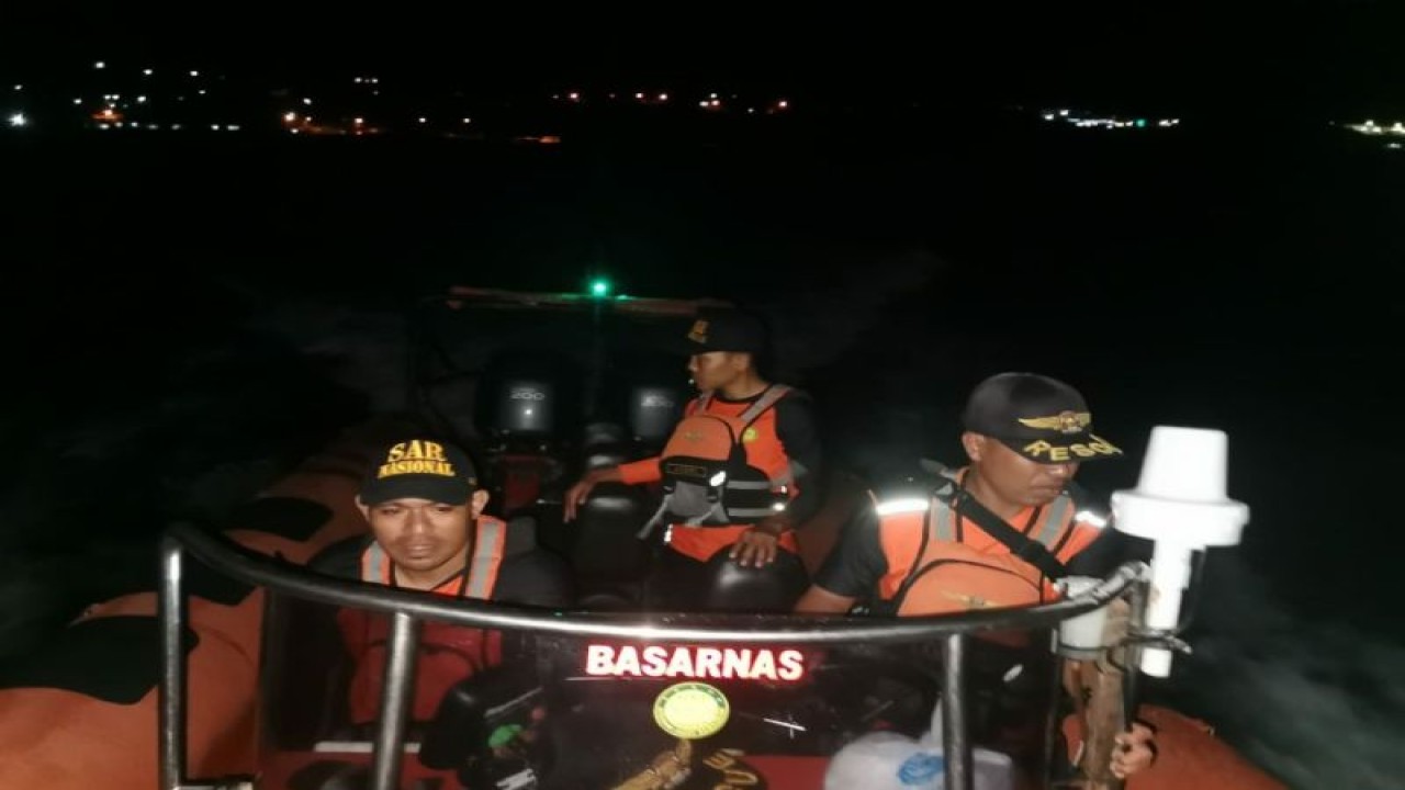 Basarnas mencari nelayan pemanah ikan hilang di perairan Kabupaten Buton Tengah, Sulawesi Tenggara, Selasa (28/3/2023) (ANTARA/HO-Humas Basarnas Kendari)