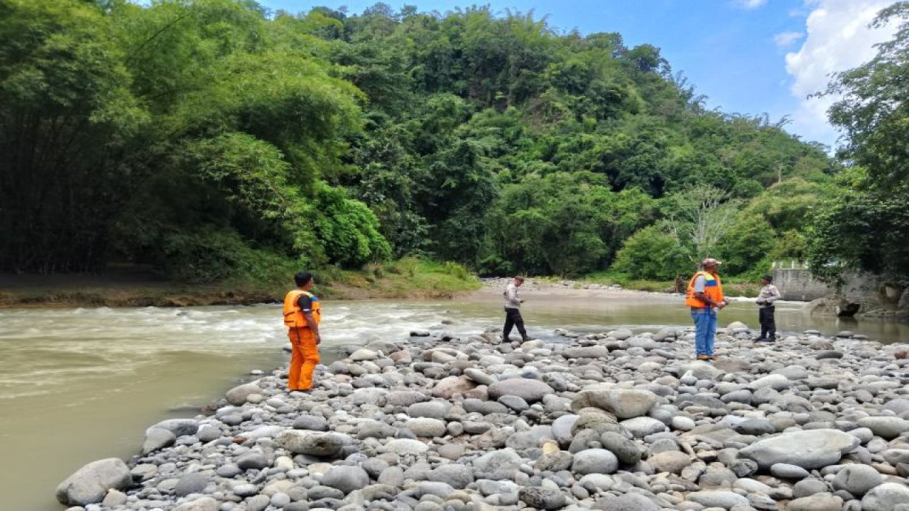 Tim SAR gabungan sedang melakukan pencarian terhadap Wilhelmina Dahut (70) seorang lansia dari Desa Welak Kabupaten Manggarai Barat Provinsi Nusa Tenggara Timur yang terseret arus banjir kali Wae Melo. (ANTARA/HO-Basarnas Maumere)