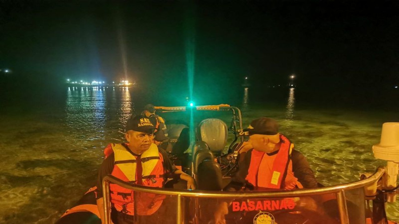 Proses pencarian nelayan yang hilang di Busel oleh Basarnas Kendari. (Antara/HO-Basarnas Kendari)