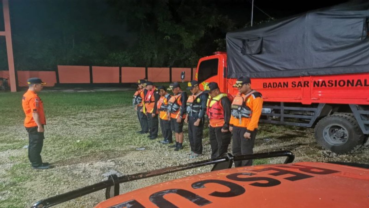 Tim Rescue Pos SAR Baubau saat melakukan apel persiapan untuk mengevakuasi dua warga yang diduga diterkam buaya. (Antara/HO-Basarnas Kendari)