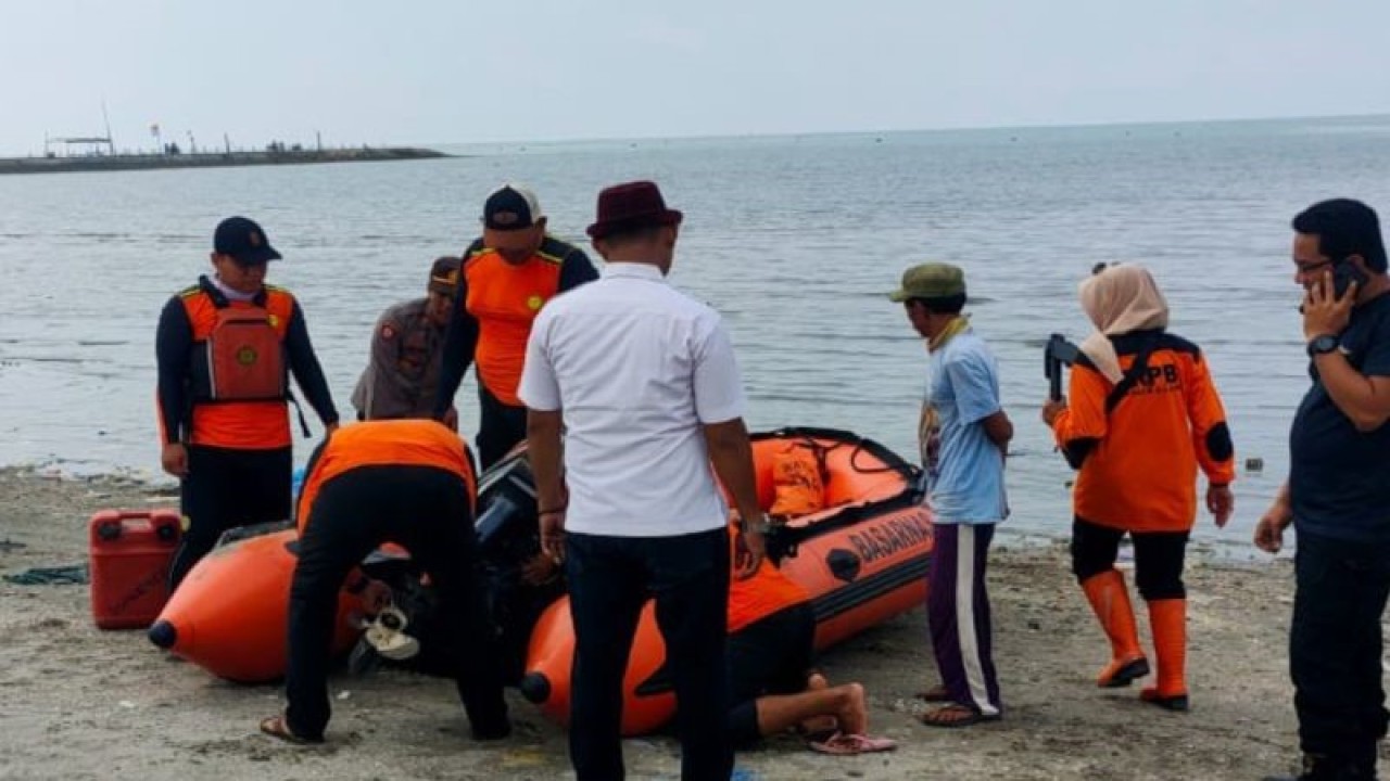 Tim gabungan mempersiapkan perahu karet, melanjutkan pencarian nelayan hilang di perairan Patai Jumiang, Pamekasan, Jawa Timur, Rabu (29/3/2023). (ANTARA/Abd. Aziz)