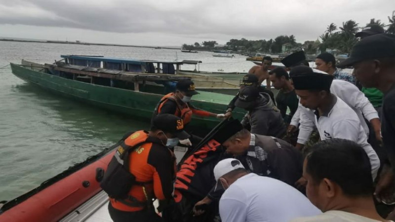 Tim SAR gabungan saat mengevakuasi jasad seorang nelayan pemanah ikan, di Baubau, Selasa (28/3/2023) (ANTARA/HO-Humas Basarnas Kendari)
