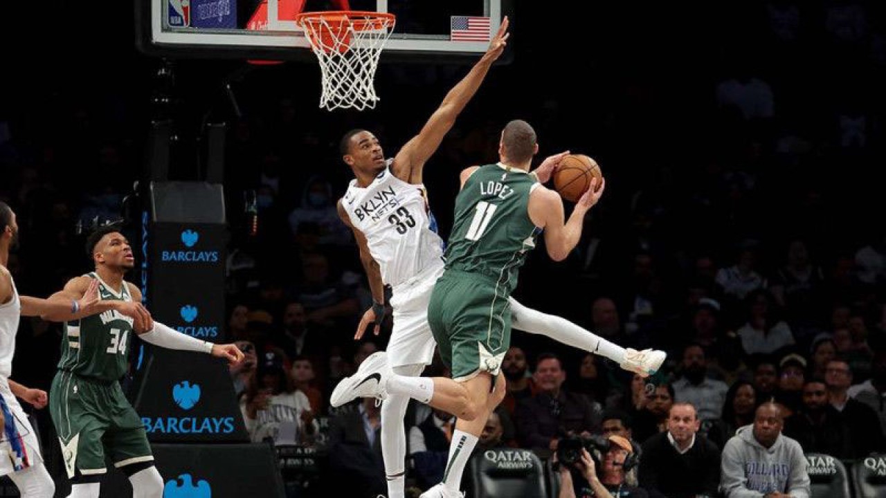 Pebasket Milwaukee Bucks Brook Lopez (11) berupaya memasukkan bola yang dihadang pebasket Brooklyn Nets Nic Claxton (33) ​​​​​​​dalam pertandingan lanjutan NBA di Barclays Center Brooklyn, New York, Amerika Serikat, Rabu (1/3/2023). Dalam laga tandangnya itu Milwaukee Bucks berhasil meraih kemenangan atas Brooklyn Nets dengan skor 118-104. ANTARA FOTO/USA TODAY Sports via Reuters/Brad Penner/nym.