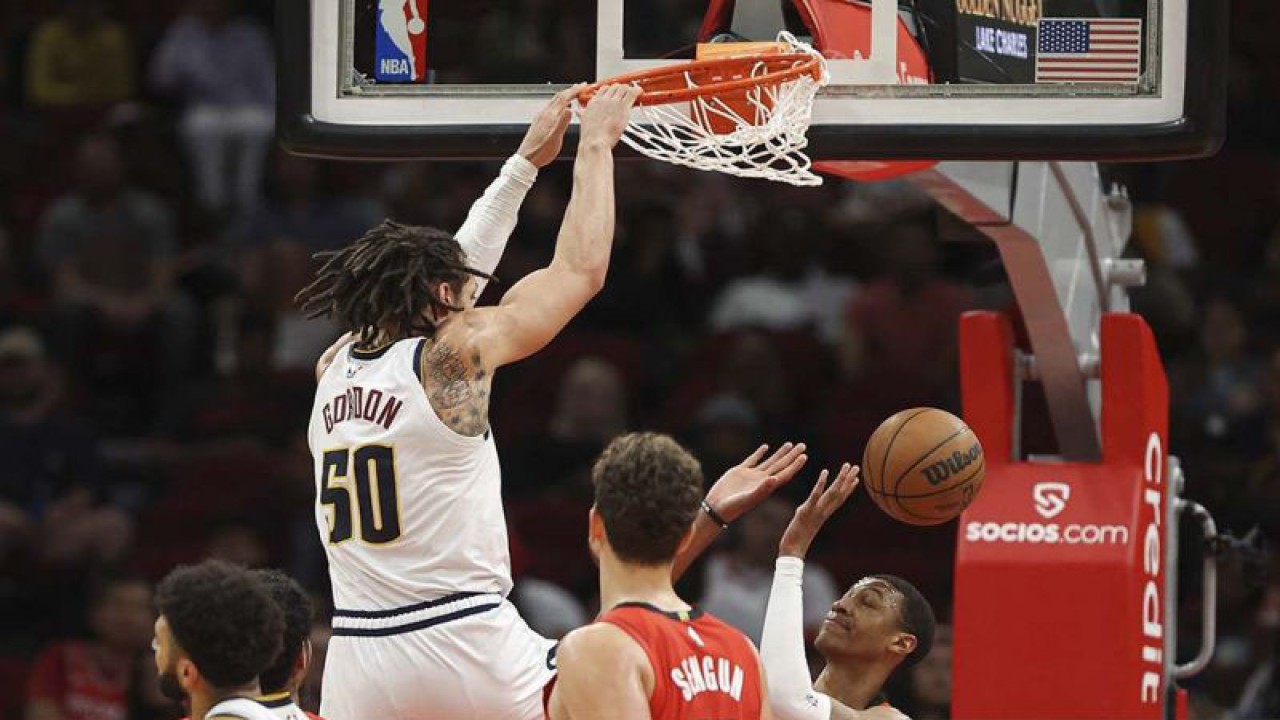 Pebasket Denver Nuggets Aaron Gordon (50) memasukkan bola ke keranjang Houston Rockets dalam pertandingan lanjutan NBA di Toyota Center, Houston, Texas, Amerika Serikat, Rabu (1/3/2023). Denver Nuggets berhasil mengalahkan Houston Rockets dengan skor 133-112​​​​​​​. ANTARA FOTO/USA TODAY Sports via Reuters/Troy Taormina/nym.