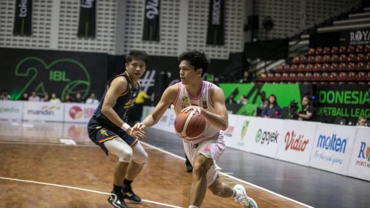 Pebasket West Bandits Solo Rio Disi (kanan) berusaha melewati pebasket Elang Pacific Caesar Surabaya Gregorio Claudie Wibowo (kiri) pada pertandingan Indonesian Basketball League (IBL) 2023 Seri IV di Gor Sritex Arena, Solo, Jawa Tengah, Rabu (1/3/2023). West Bandits Solo menang atas Elang Pacific Caesar Surabaya dengan skor 74-63. ANTARA FOTO/Mohammad Ayudha.