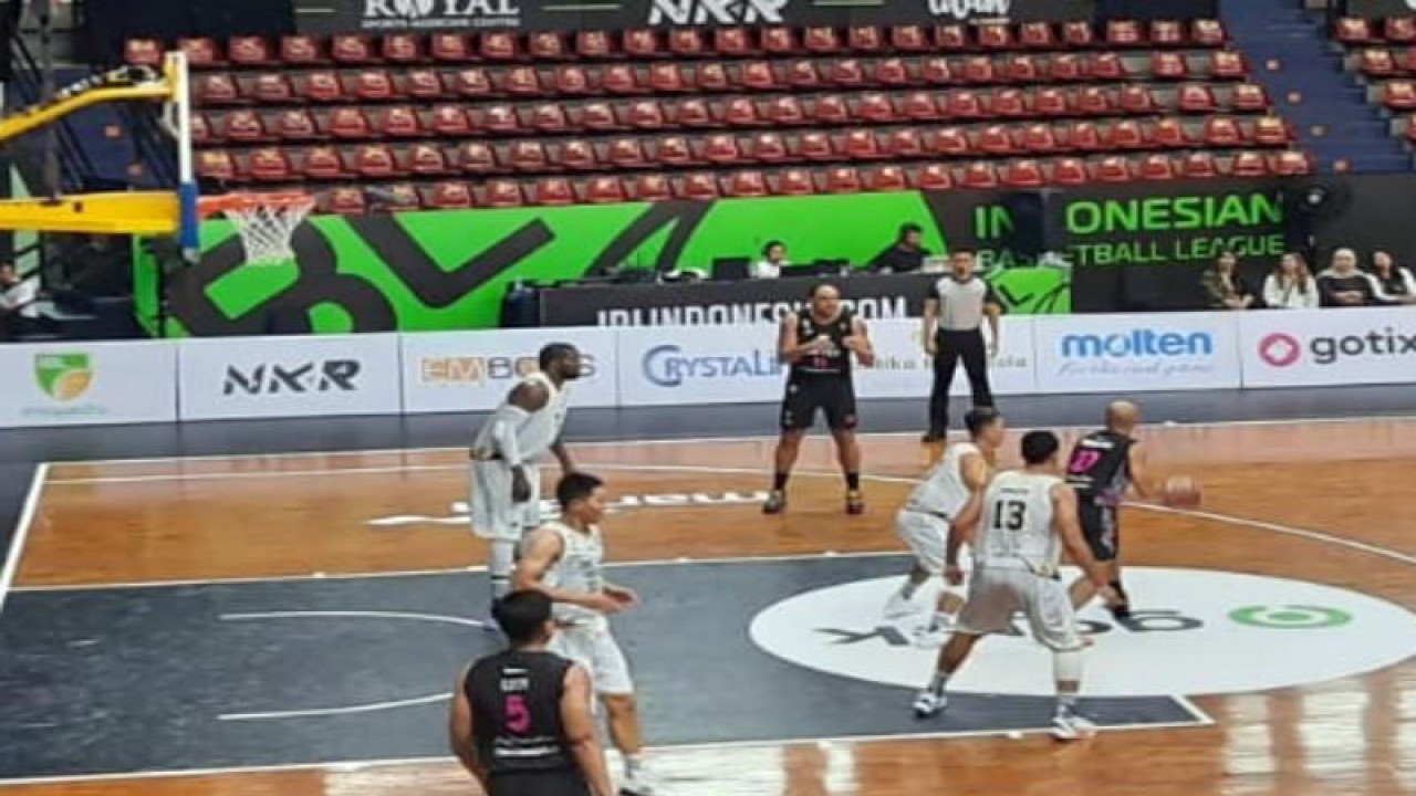 Pebasket Bali United Basketball, Bima Riski mengusai bola dan dijaga ketat dua pemain Dewa United dalam pertandingan IBL 2023 Seri IV di GOR Sritex Arena Solo Jawa Tengah, Kamis (2/3/2023). ANTARA/Bambang Dwi Marwoto.