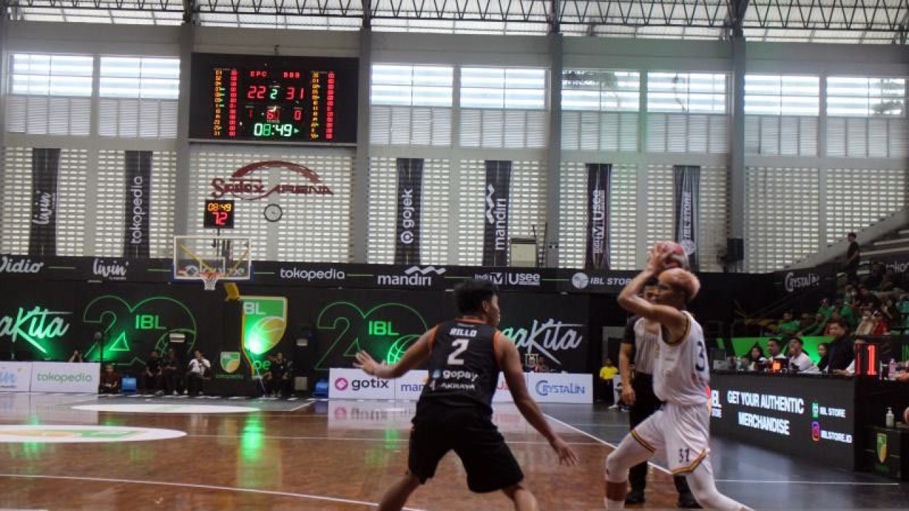 Pebola basket Elang Pacific Boby Gilian Wibisono (kanan) saat akan melakukan tembakan ke ring dihadang pebola basket Bumi Borneo, Rillo Agung Kumara (kiri) dalam pertangan bola basket IBL 2023 seri IV di Gor Sritex Arena Solo, Jumat (3/3/2023). ANTARA/Bambang Dwi Marwoto.