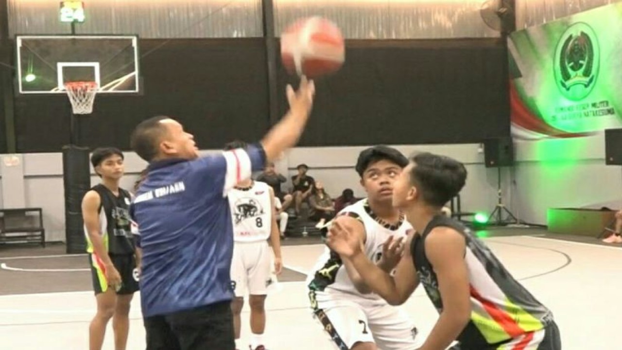 Danrem 091/ASN Brigjen TNI Dendi Suryadi melempar bola basket ke atas, tanda dimulainya pertandingan pada Minggu (5/3) (Antara / HO Penrem 091/ASN)