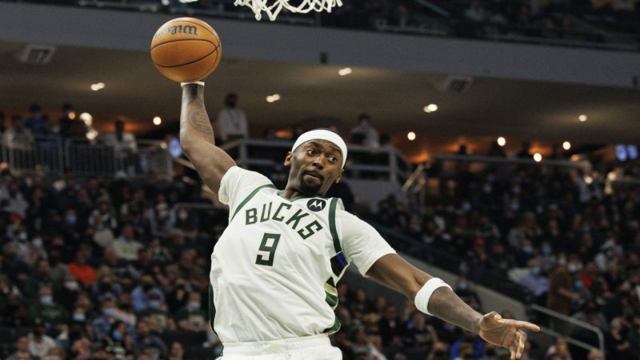 Pebasket Milwaukee Bucks Bobby Portis berupaya meraih bola pantulan saat bertanding dengan Golden State Warriors dalam laga lanjutan NBA, di Fiserv Forum, Milwaukee, Wisconsin, Amerika Serikat, Kamis (13/1/2022).  Milwaukee Bucks berhasil mengalahkan Golden State Warrior 118 - 99. ANTARA FOTO/Reuters-Jeff Hanisch-USA TODAY Sports/hp.