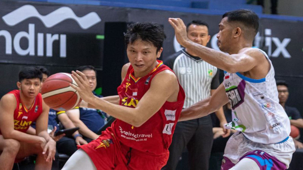 Pebasket Elang Pacific Caesar Surabaya Gregorio Claudie Wibowo (kiri) berupaya melewati hadangan pebasket RJ Amartha Hangtuah Jakarta Stevan Wilfredo Neno (kanan) pada pertandingan Indonesian Basketball League (IBL) 2023 Seri V di Knight Stadium, Semarang, Jawa Tengah, Senin (13/3/2023). RJ Amartha Hangtuah Jakarta menang atas Elang Pacific Caesar Surabaya dengan skor 85-71. ANTARA FOTO/Aji Styawan/aww. (ANTARA FOTO/AJI STYAWAN)