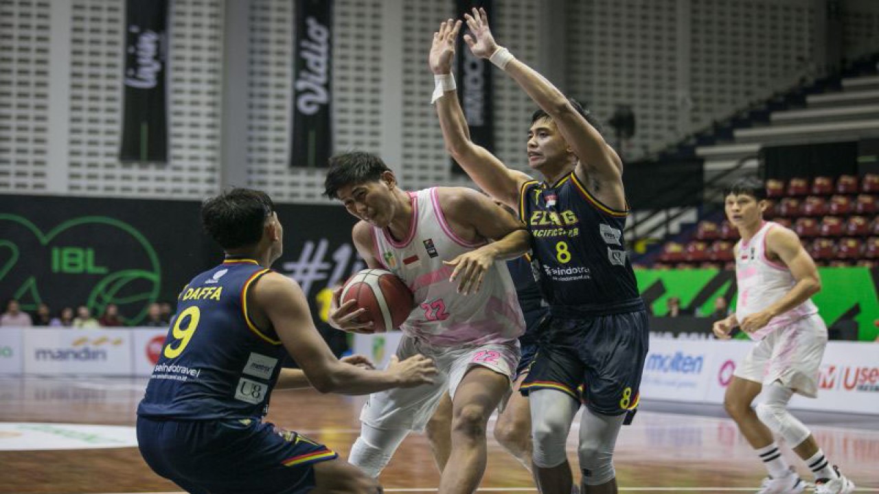 Foto arsip - Pebasket West Bandits Solo Anto Febryanto Boyratan (tengah) berusaha melewati pebasket Elang Pacific Caesar Surabaya Muhammad Aulaz Ariezky (kanan) dan Daffa Dhoifullah (kiri) pada pertandingan Indonesian Basketball League (IBL) 2023 Seri IV di Gor Sritex Arena, Solo, Jawa Tengah, Rabu (1/3/2023). ANTARA FOTO/Mohammad Ayudha/foc. ( (ANTARA FOTO/MOHAMMAD AYUDHA)