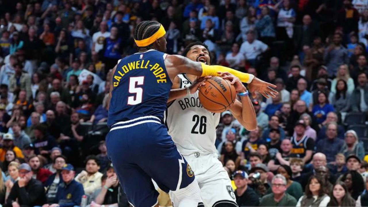 Pebasket Denver Nuggets Kentavious Caldwell-Pope (5) melakukan pelanggaran terhadap pebasket Brooklyn Nets Spencer Dinwiddie (26) dalam pertandingan bola basket lanjutan NBA di Denver, Colorado, Amerika Serikat, Senin (13/3/2023) dini hari. Brooklyn Nets menang tipis atas Denver Nuggets​​​​​​​ 122 - 120. ANTARA FOTO/USA TODAY Sports via Reuters/Ron Chenoy/nym.