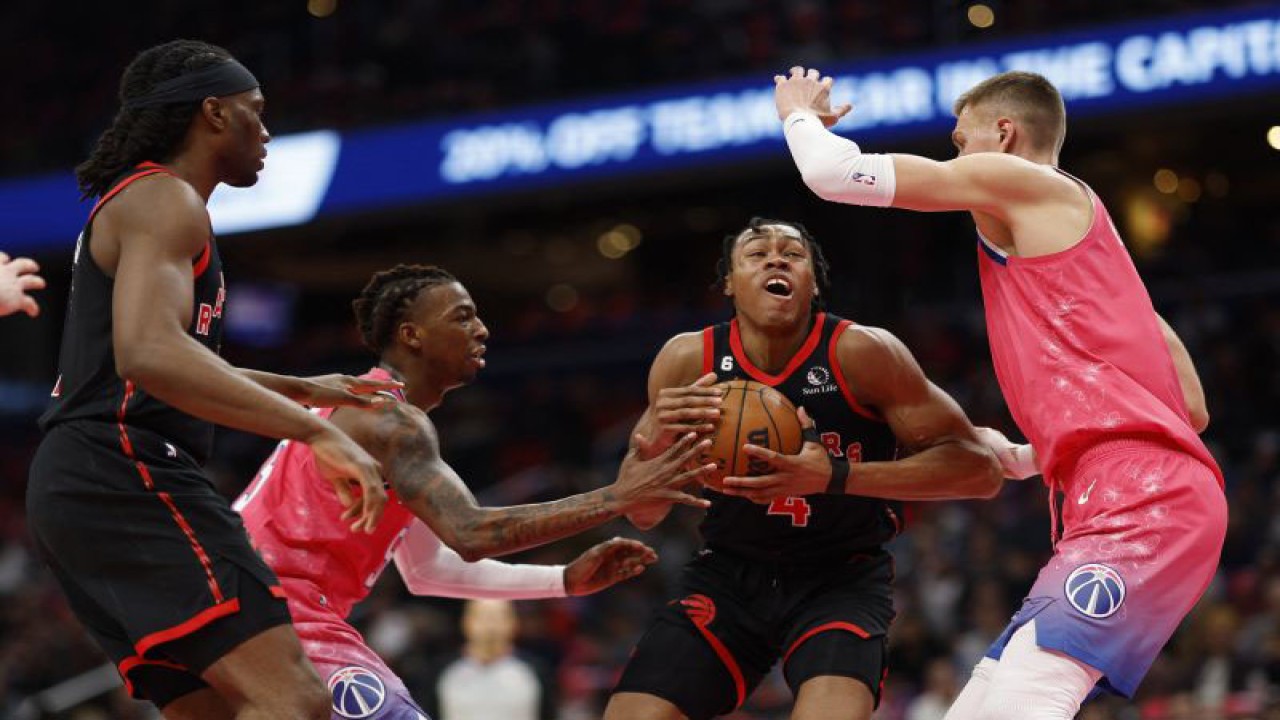 Pebasket Toronto Raptors Scottie Barnes (kedua kanan) membawa bola dan dihadang pebasket Washington Wizards Kristaps Porzingis (kanan) dan Delon Wright (kedua kiri) dalam laga lanjutan NBA, di Capital One Arena, Washington, District of Columbia, Amerika Serikat, Kamis (2/3/2023).  Washington Wizards berhasil mengalahkan Toronto Raptors 119 - 108. ANTARA FOTO/Reuters-Geoff Burke-USA TODAY Sports/hp.
