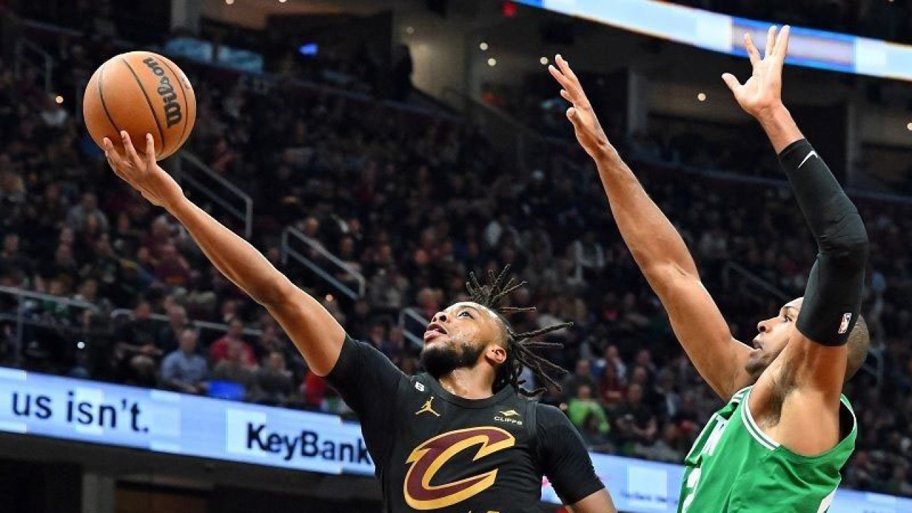 Foto arsip - Bintang Cleveland Cavaliers Darius Garland (kiri) berusaha mencetak angka melewati hadangan pemain Boston Celtics Al Horford dalam lanjutan NBA di Rocket Mortgage FieldHouse, Ohio, Amerika Serikat, Rabu (2/11/2022) waktu setempat. (ANTARA/AFP/GETTY IMAGES/Jason Miller)