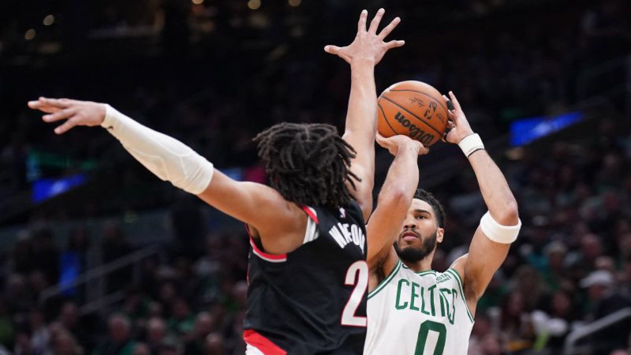 Ilustrasi - Pebola basket Boston Celtics Jayson Tatum (0) membidik tembakan dihalangi pemain Portland Trail Blazers Trendon Watford dalam laga NBA di TD Garden, Boston, Massachusetts, AS, Rabu (8/3/2023). Celtics menang dengan skor 115-93. ANTARA FOTO/Reuters/David Butler II-USA TODAY Sports/foc.