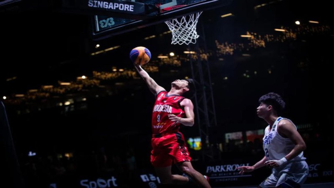 Salah satu pemain Timnas 3x3 Putra Indonesia Rio Disi melakukan layup pada pertandingan melawan Taiwan pada kompetisi FIBA 3x3 Asia Cup 2023 di Singapura, Rabu (29/3) malam. ANTARA/HO-Perbasi