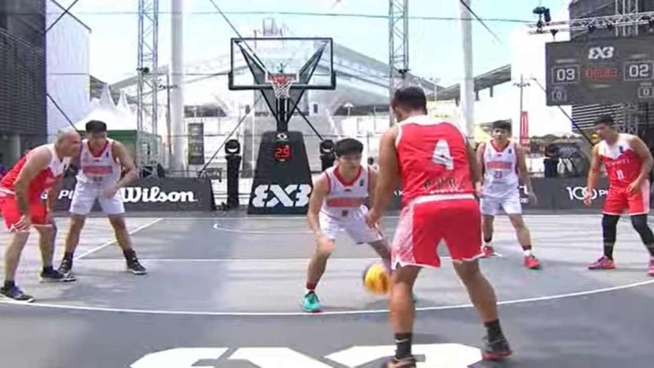 Timnas 3x3 Putra Indonesia saat berhadapan dengan Tahiti pada gim ketiga babak kualifikasi FIBA 3x3 Asia Cup 2023 di Singapura, Kamis (30/3/2023). (ANTARA/tangkapan layar)