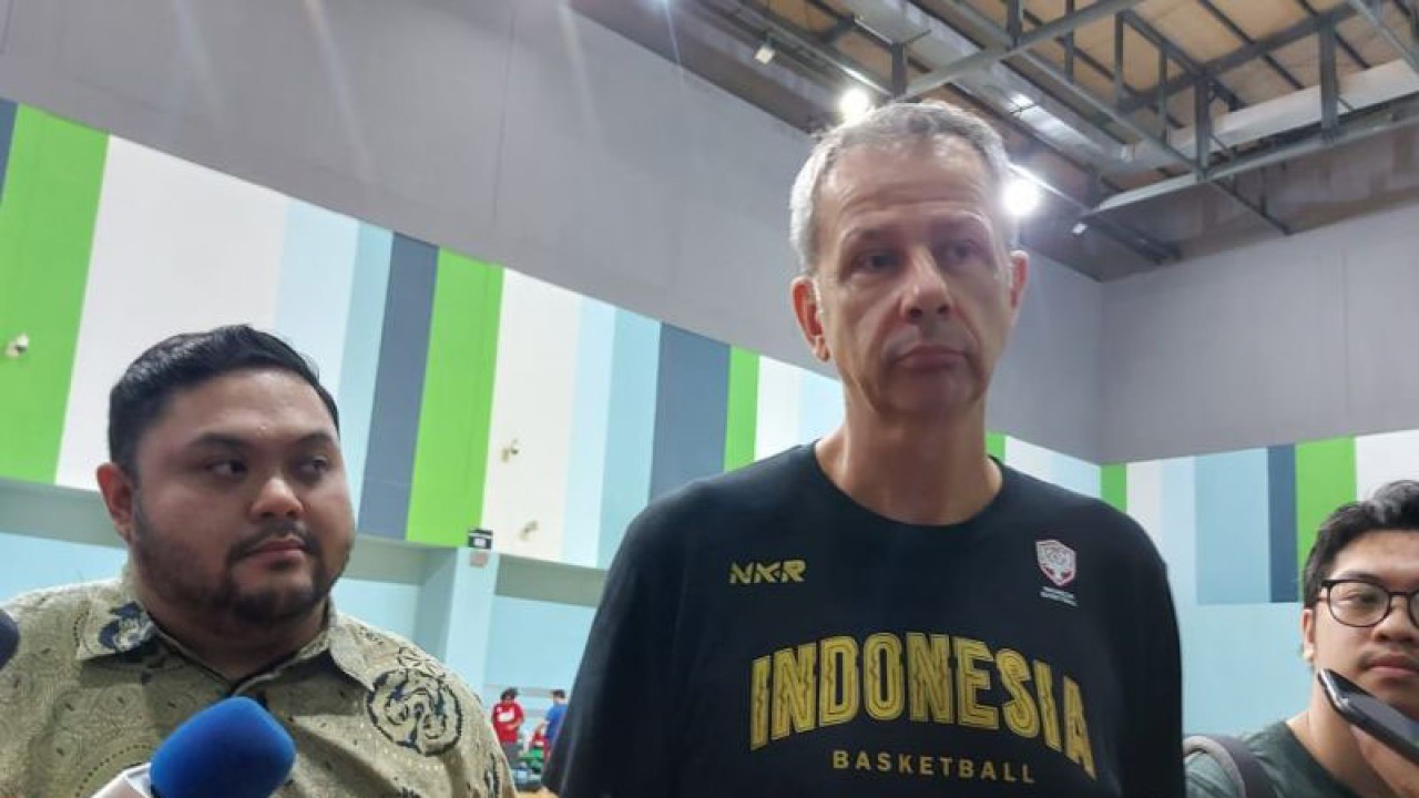 Pelatih timnas basket Indonesia Milos Pejic (kanan). (ANTARA/Aditya Ramadhan)