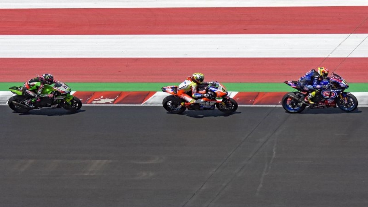 Pembalap Pata Yamaha With Brixx WorldSBK Andrea Locatelli (kanan) memacu kecepatan bersama pembalap Motocorsa Racing Axel Bassani (tengah) dan pembalap tim Kawasaki Racing WorldSBK Alex Lowes (kiri) saat mengikuti sesi superpole race di Pertamina Mandalika International Street Circuit di KEK Mandalika, Desa Kuta, Kecamatan Pujut, Praya, Lombok Tengah, NTB, Minggu (13/11/2022). Toprak Razgatlioglu menjadi yang terdepan untuk superpole race diikuti pembalap Tim Kawasaki Racing WorldSBK Jonathan Rea di posisi kedua dan pembalap Pata Yamaha With Brixx WorldSBK Andrea Locatelli di posisi ketiga. ANTARA FOTO/Ahmad Subaidi/foc.