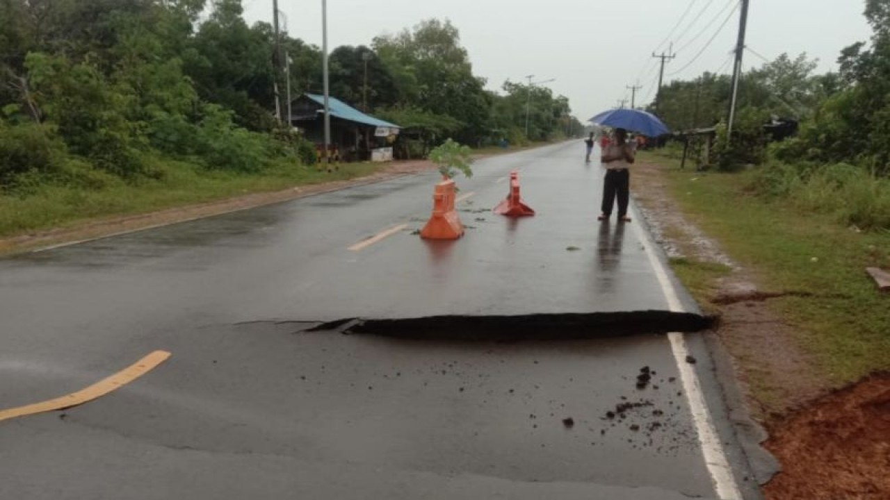 Kondisi jalan amblas di Pulau Penyangga Kota Batam akibat gerusan air hujan. ANTARA/HO-Lurah Sembulang