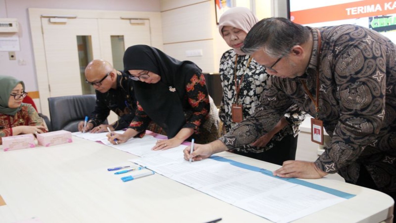 Penandatanganan Berita Acara Hasil Auditor Ruang Bermain Ramah Anak bersama Asisten Deputi Pemenuhan Hak Anak Kementerian Pemberdayaan Perempuan dan Perlindungan Anak di Kantor Wali Kota Batam di Batam, Jumat (10/3/2023) (FOTO ANTARA/HO-Pemkot Batam)