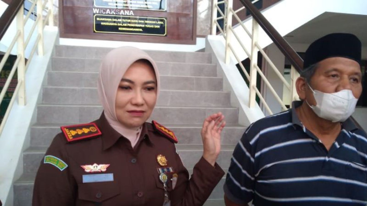 Kajari Batam Herlina Setyorini (kiri) menggiring terpidana korupsi dana KUT tahun 1999, Rusydan (kanan) di Kantor Kejaksaan Negeri Batam, Rabu (15/3/2023). ANTARA/Yude