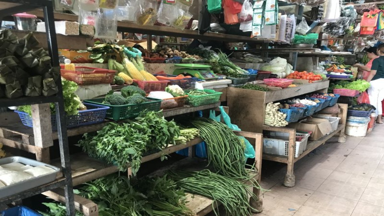 Bahan pokok di salah satu pasar tradisional di Batam (ANTARA/Yude)