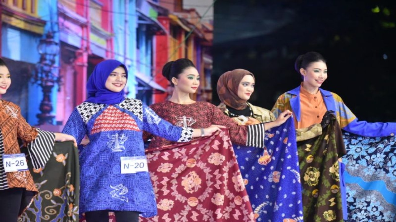 Batik khas Surabaya diperagakan oleh duta wisata Ning di Surabaya, Jatim. ANTARA/HO-Diskominfo Surabaya