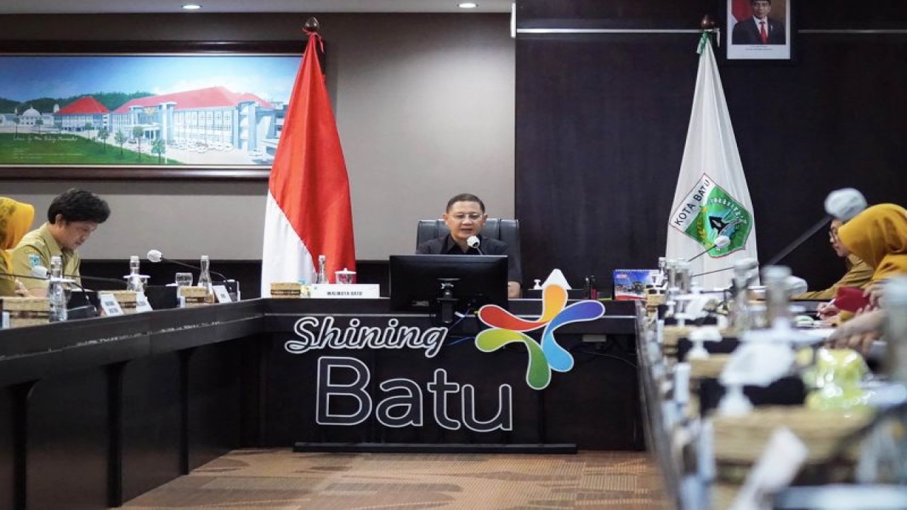 Foto arsip. Penjabat (Pj) Wali Kota Batu Aries Agung Paewai (tengah) pada saat memimpin rapat di Balai Kota Among Tani Kota Batu, Jawa Timur, Selasa (21/3/2023). (ANTARA/HO-Humas Pemkot Batu)