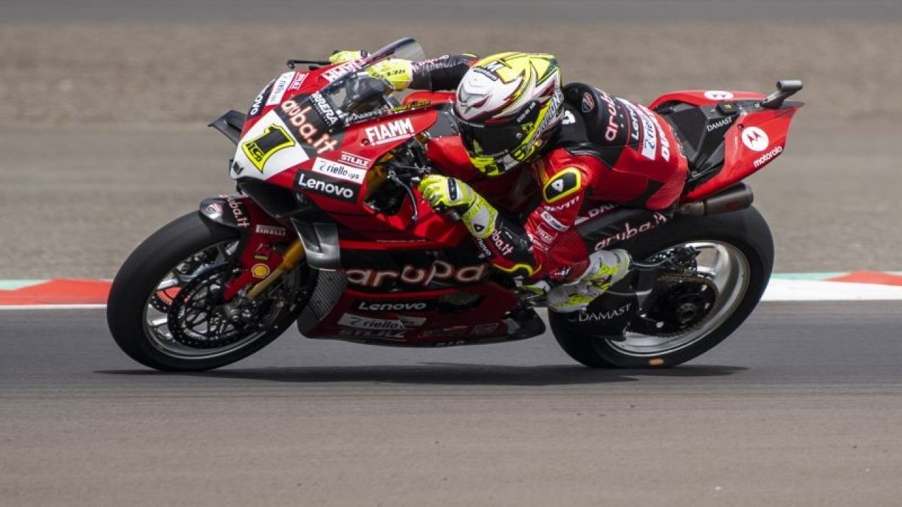 Arsip - Pebalap Aruba.it Racing-Ducati Alvaro Bautista memacu kecepatan saat Race 1 WSBK 2023 di Pertamina Mandalika International Street Circuit di KEK Mandalika, Praya, Lombok Tengah, NTB, Sabtu (4/3/2023). Alvaro Bautista menjadi yang tercepat pada Race 1 WSBK Mandalika 2023 disusul posisi kedua pebalap Pata Yamaha Prometeon WorldSBK Toprak Razgatlioglu dan posisi ketiga pebalap Pata Yamaha Prometeon WorldSBK Andrea Locatelli. ANTARA FOTO/M Agung Rajasa/nz