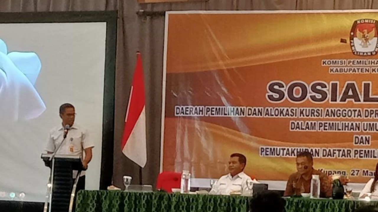 Anggota Bawaslu Kabupaten Kupang Adam Horison Bao (kiri) memberikan arahan dalam sosialisasi daerah pemilihan dan alokasi kursi DPRD Kabupaten Kupang dan pemutakhiran data pemilih Pemilu 2024 yang dilakukan Komisi Pemilihan Umum Kabupaten Kupang di Kupang, Senin (27/3/2023). (ANTARA/Benny Jahang)