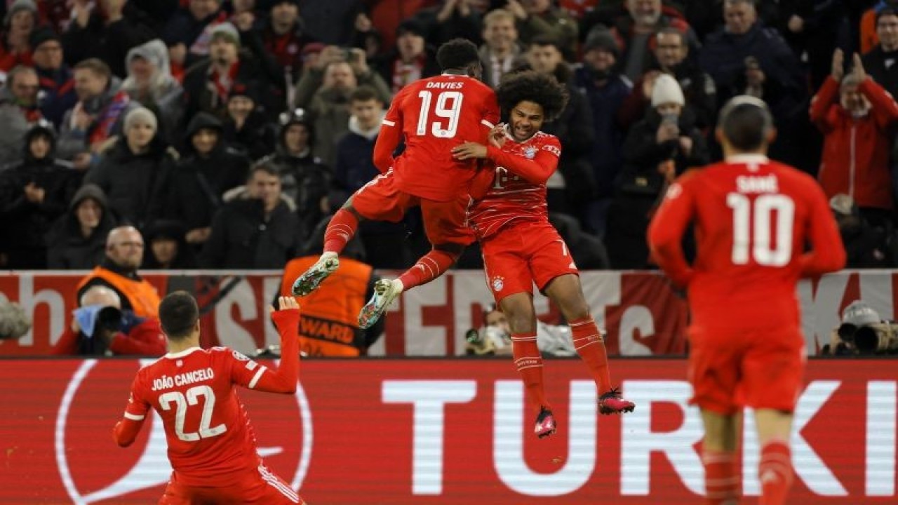 Pemain Bayern Muenchen melakukan selebrasi gol yang dicetak Serge Gnabry (tengah kanan) dalam pertandingan leg kedua Liga Champions lawan Paris Saint-Germain di Allianz Arena pada 9 Maret 2023. ANTARA/AFP/ODD ANDERSEN