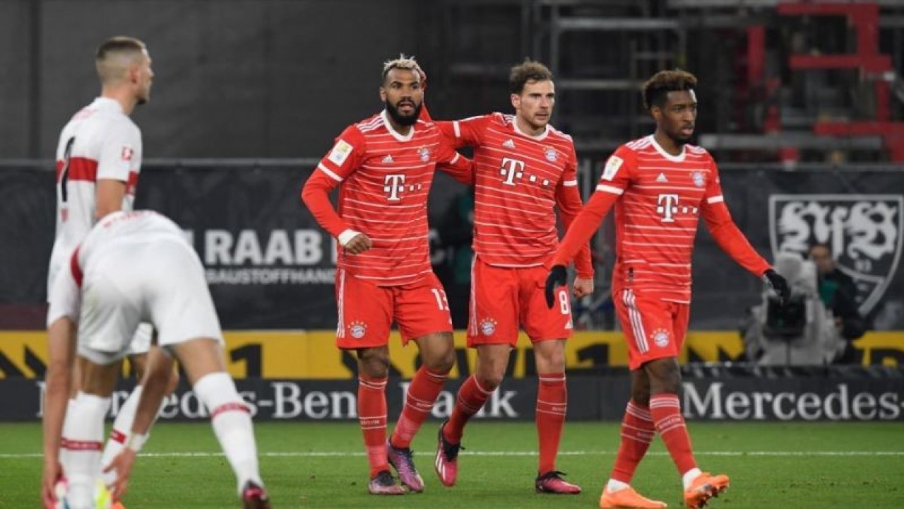 Pemain Bayern Muenchen Eric Maxim Choupo-Moting (tengah) melakukan selebrasi dengan rekan setimnya setelah mencetak gol dalam pertandingan Liga Prancis lawan VfB Stuttgart di Stuttgart pada 5 Maret 2023. ANTARA/AFP/Thomas KIENZLE