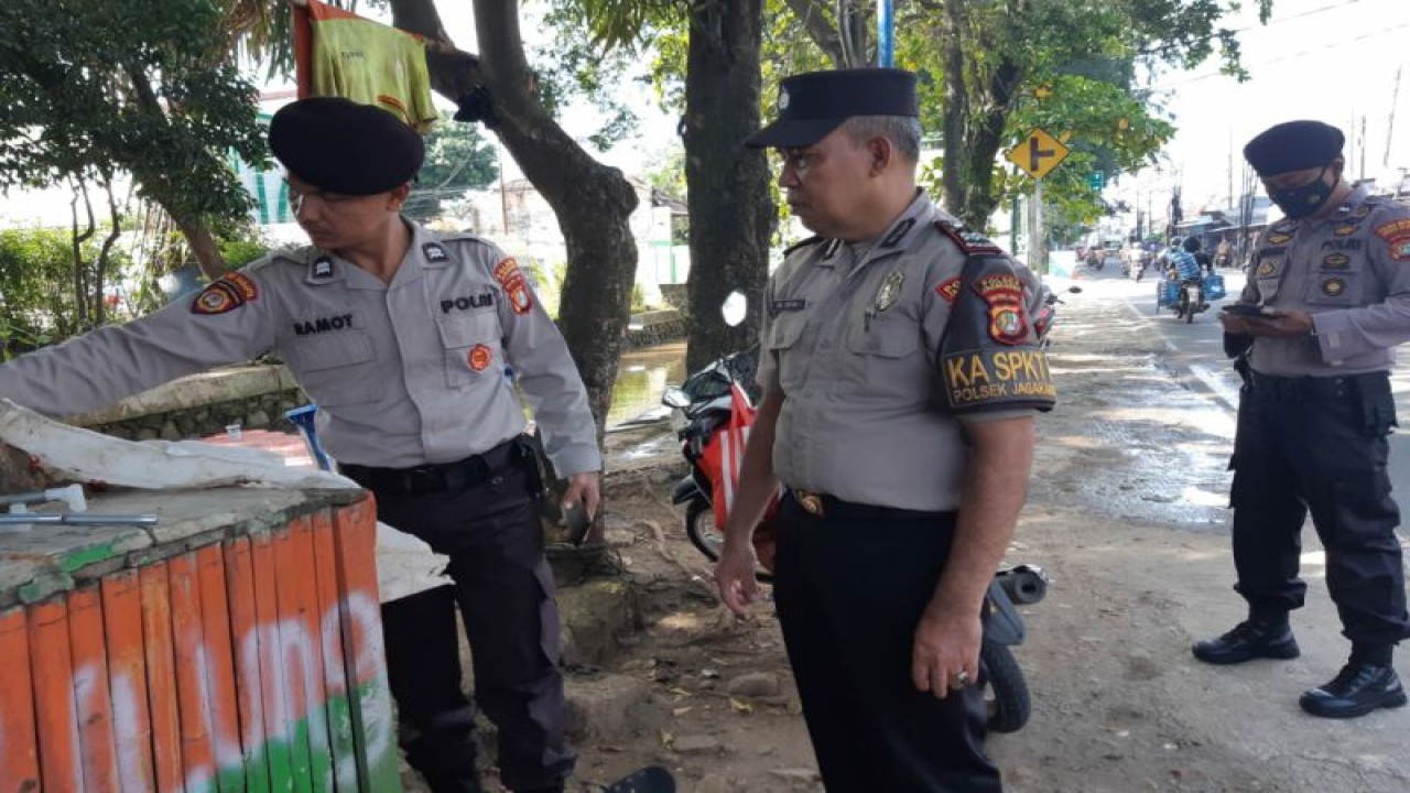 Polsek Jagakarsa menyelidiki penemuan bayi di kawasan Kalibaru Barat RT13/RW09 Srengseng Sawah, Jakarta, Selasa (7/3/2023). ANTARA/HO-Polsek Jagakarsa