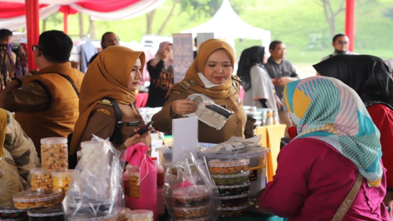 Suasana bazar berkah Ramadhan Kabupaten Bandung Barat yang mengambil tema Bela Beli Produk UMKM di Plaza Mekarsari, kompleks pemerintahan Kabupaten Bandung Barat, Senin (27/3/2023). (ANTARA/Istimewa)