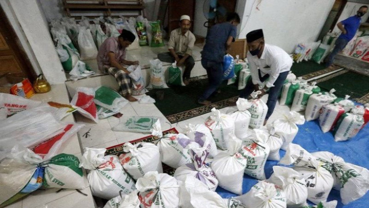 Panitia Baznas Kolaka saat mengumpulkan zakat fitrah untuk disalurkan kepada yang berhak menerimanya. (Foto ANTARA/)