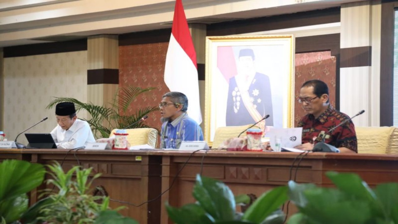 Sekretaris Daerah Provinsi Jateng Sumarno pada Rapat Penjelasan Pentasyarufan Unit Pengumpul Zakat Baznas Jateng di Semarang, Selasa (28/3/2023). FOTO ANTARA/HO-Humas Pemprov Jateng