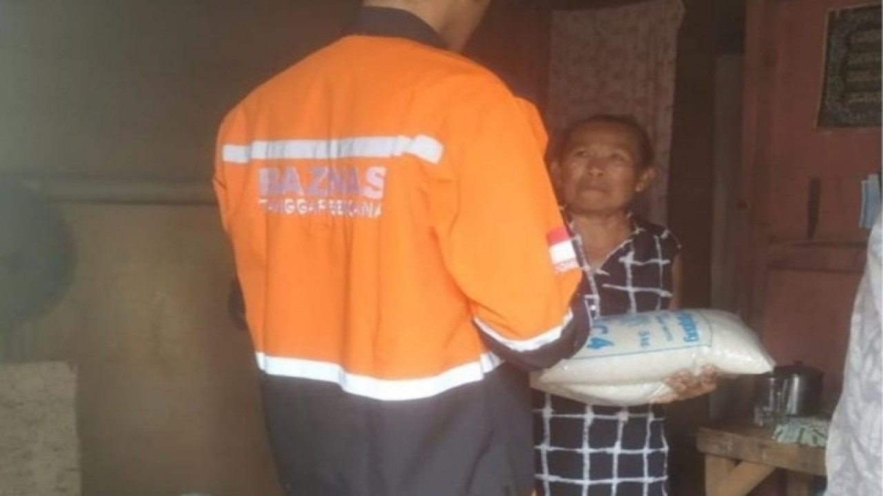 Baznas Bali menyalurkan bantuan beras kepada komunitas kurang mampu di Denpasar, Kamis (16/3/2023). ANTARA/IG @baznasprovbali/dewa