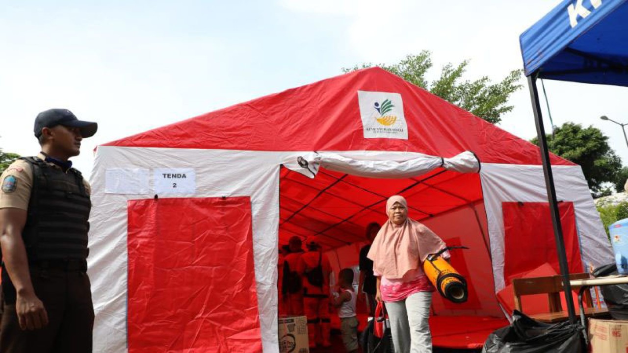 Sejumlah korban kebakaran Depo BBM Pertamina Plumpang, Jakarta Utara, mendiami tenda pengungsian di Koja, Selasa (7/3/2023). ANTARA/HO-Pemprov DKI Jakarta