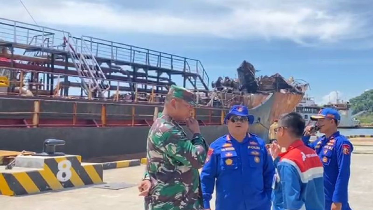 Petugaa TNI, Polri, dan Pertamina berkomunikasi di samping tanker BBM MT Kristin Surabaya di Dermaga Gili Mas, Pelabuhan Lembar, Lombok Barat, NTB, Senin (27/3/2023). (ANTARA/HO-Polda NTB)