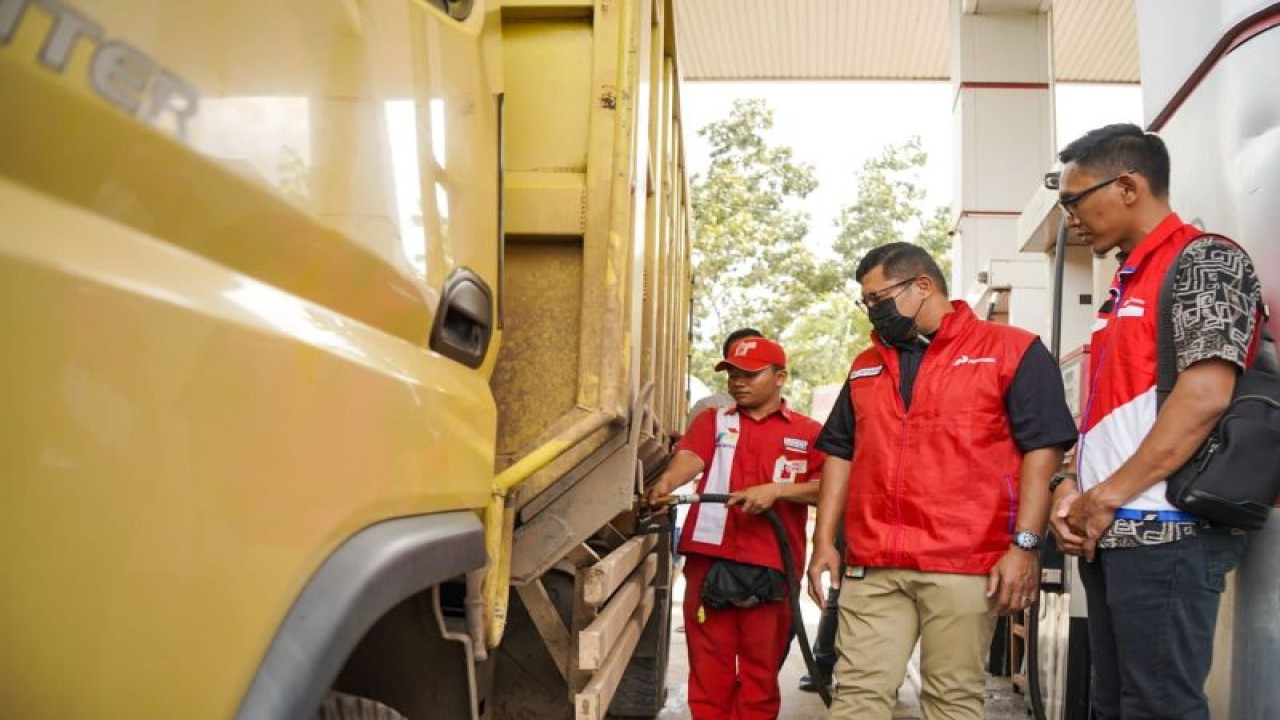 Ilustrasi-Pengisian BBM di salah satu SPBU. (ANTARA/HO-Pertamina)