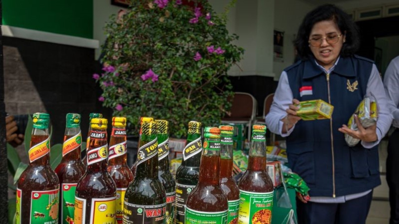 Arsip Foto. Kepala BBPOM di Semarang Sandra Maria melihat barang bukti berupa obat tradisional ilegal yang akan dimusnahkan di Semarang, Jawa Tengah, Senin (27/3/2023). (ANTARA FOTO/AJI STYAWAN)