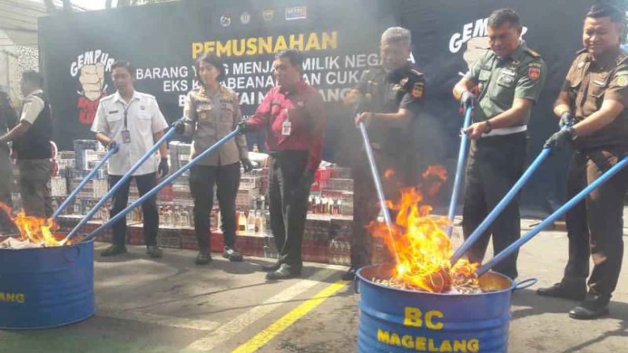 Kantor Pengawasan dan Pelayanan Bea dan Cukai Tipe Madya Pabean C Magelang memusnahkan jutaan batang rokok ilegal. ANTARA/Heru Suyitno