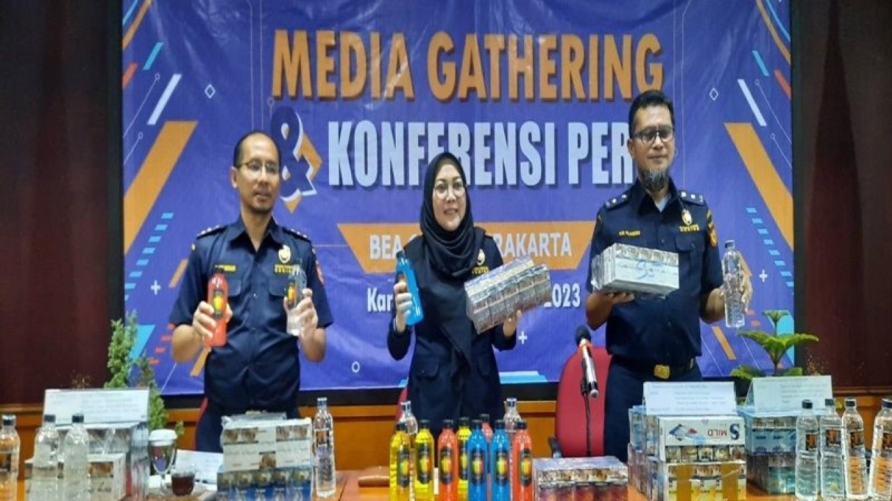 Kepala Kantor Bea dan Cukai Surakarta Yetty Yulianty (tengah) dengan jajarannya saat menunjukan barang bukti, dalam acara Media Gathering dan Konferensi Pers di Kantor Beas Cukai Surakarta, Rabu (8/3/2023). ANTARA/Bambang Dwi Marwoto.