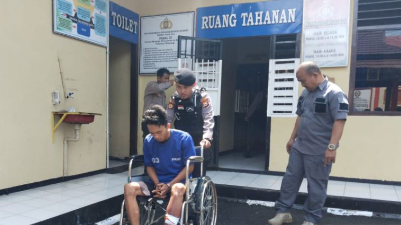 Zf (22) tersangka pelaku begal di Jalan Lintas Curup-Lubuklinggau saat dibawa ke Mapolres Rejang Lebong, Jumat, (24/3/2023). (ANTARA/Nur Muhamad)