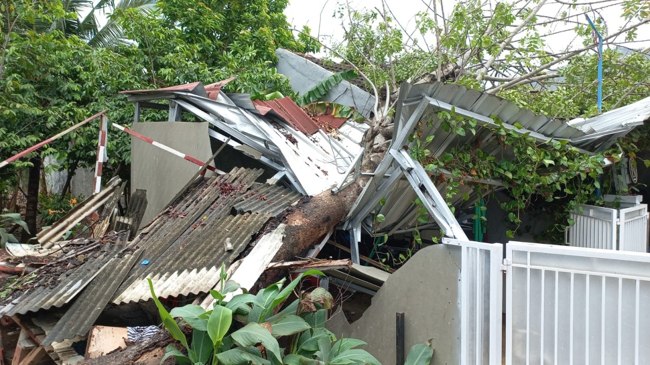 Ratusan rumah warga di Bekasi rusak parah akibat terjangan angin kencang/ist